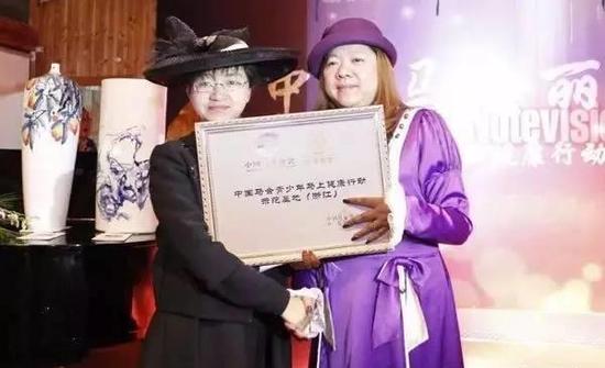 中国马会秘书长助理喇翠芳（左）与伯骏马会董事长于亦斌（右）在启动仪式上