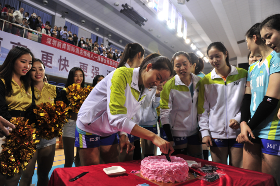 八一女排现场为刘聪聪庆生