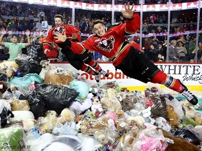 壮观！3万只泰迪熊从天而降铺满冰球场 只为慈善