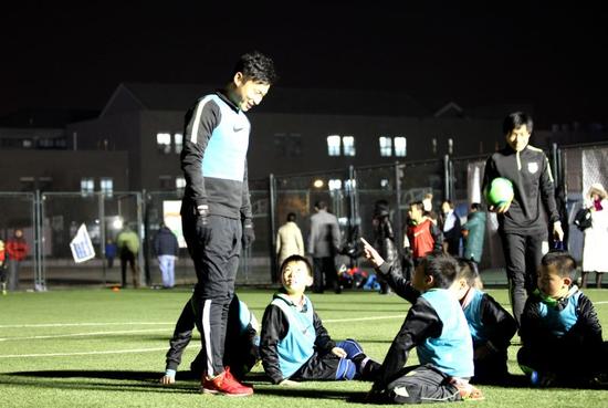 培养青少年足球素质 北理工队长卢斌变身青训