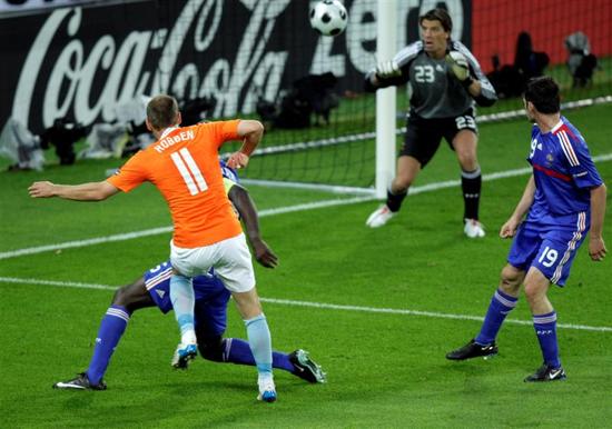 当年荷兰4-1大胜法国，罗本小角度破门