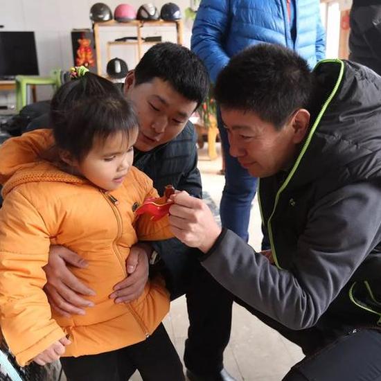 扶盲童骑马感受冬日温情 中国马术康复初燃希