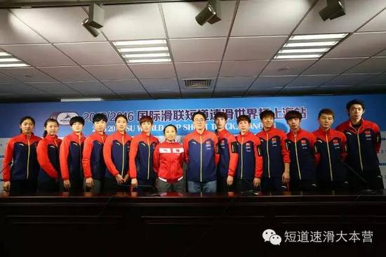 领队刘浩、主教练李琰以及12名队员