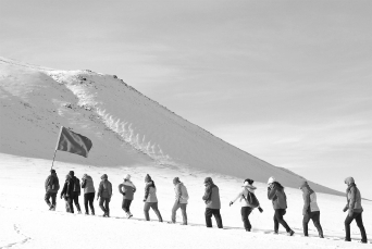 12月12日，裕民县快乐徒步群的驴友们在踏雪穿越巴尔鲁克山，畅游冬季美景，体验冰雪乐趣，放松心情，强健体魄。 □杨化光摄