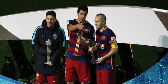 苏亚雷斯获得本届世俱杯金球奖，梅西获得银球奖，伊涅斯塔获得铜球奖