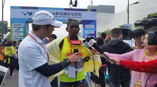 魏江雷直播中采访冠军选手。