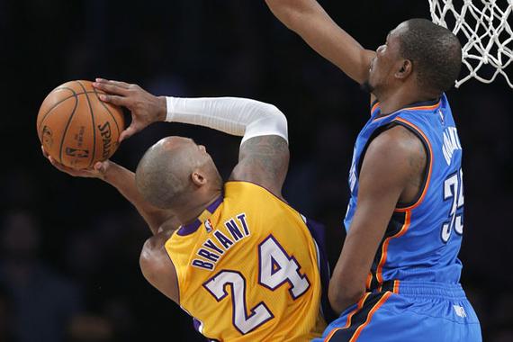 硬干!科比强突KD+双手扣篮