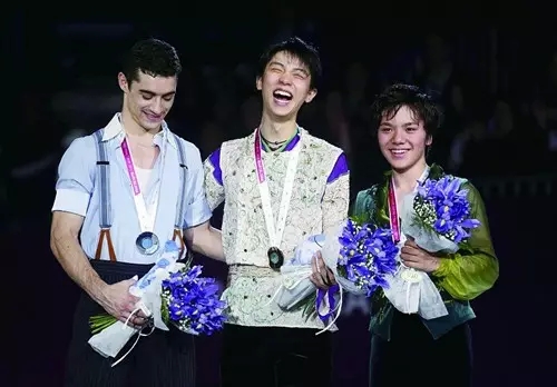 羽生在领奖台上开怀大笑，日本小将宇野昌磨获得了第三名