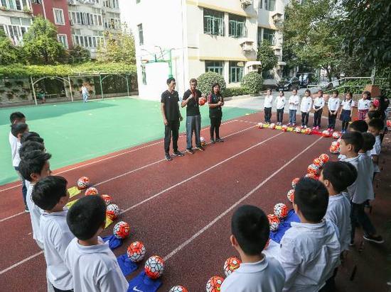 上海培养外教打好足球基座校园引进中国足球小学新华区v外教图片