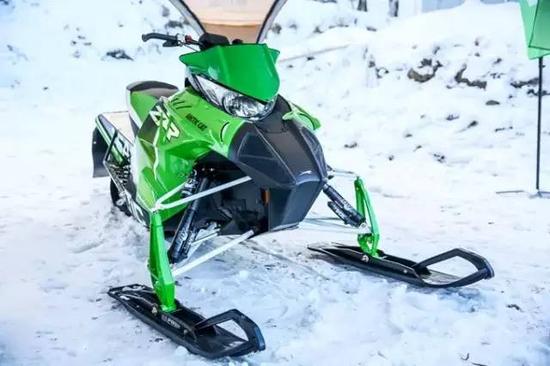 雪山飞猫北极动力雪地摩托三兄弟