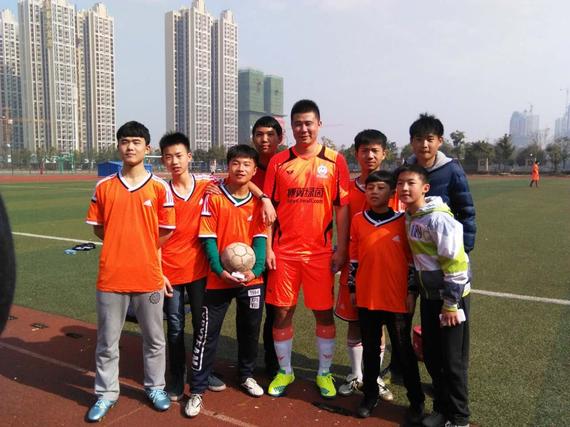 董方卓因伤退役数月没踢球