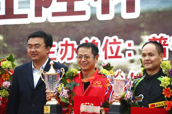 普宁市市委常委、副市长潘剑勇（左一）为获奖车手颁奖