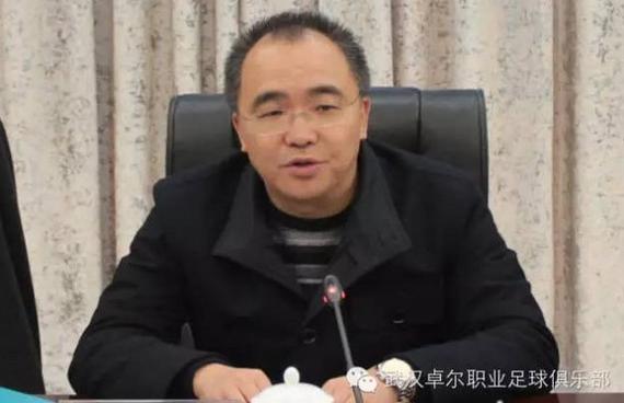 武汉卓尔职业足球俱乐部副董事长李勤,主教练郑雄,总经理龚永存,外援