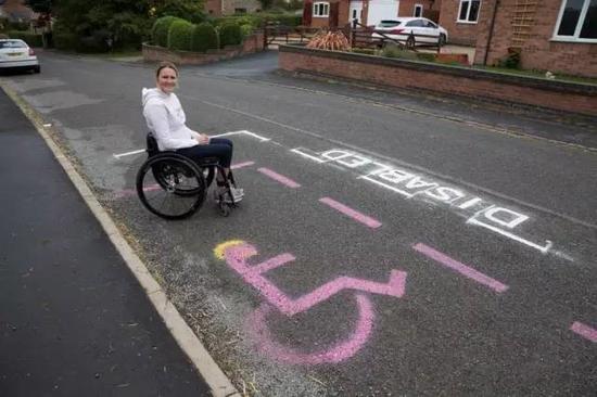 27岁瘫痪女骑师笑对生活 轻松搞定残疾人停车