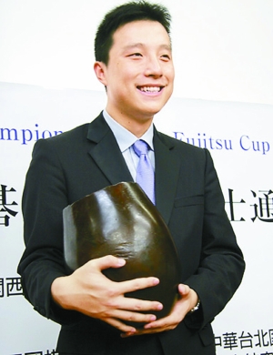 中国棋手古力也曾夺得富士通杯，奖杯外形与剧中一模一样