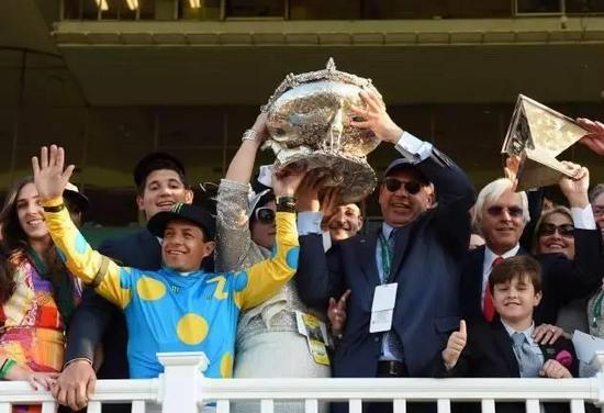 ▲图/NYRA，骑师、马主、练马师在庆祝‘美国法老’夺得三冠王