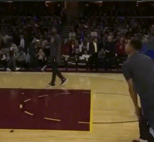 一看吓一跳!库里练球秀270度转体空接扣篮