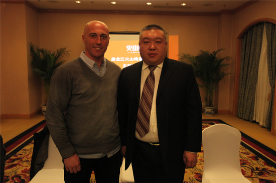 扬科维奇（左）和黑龙江火山鸣泉足球俱乐部总经理刘鹏飞（右）合影留念