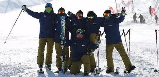 探路者滑雪学校拥有数十名国内顶尖专业滑雪教练