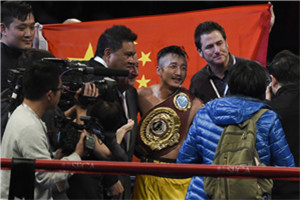 时隔10月复出王者归来! 邹市明TKO对手夺金腰带