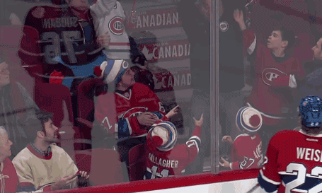 最萌小粉丝!小正太看冰球比赛难掩激动(gif)