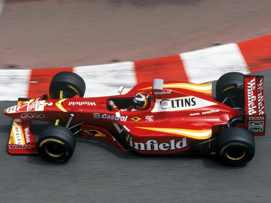 1998年，威廉姆斯车队不得不与独立引擎公司Mechachrome合作，赛车涂装改为红色。（图为德国车手弗伦岑）