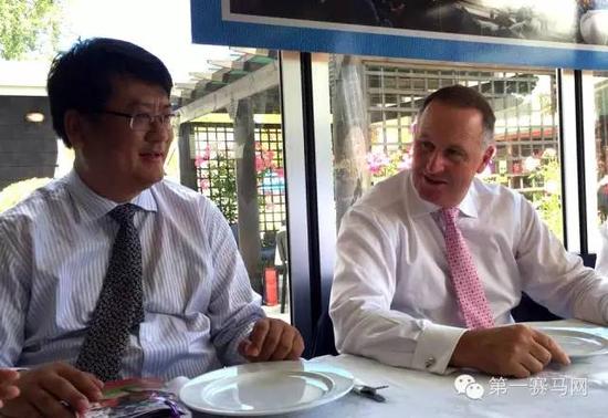 拍卖会期间，新西兰总理约翰·基（John Key）（右）与莱德马业董事长郎林（左）亲切交谈。