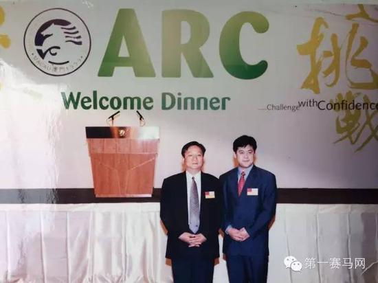1999年，陈彼德（右一）代表中国出席第26届澳洲赛马会议