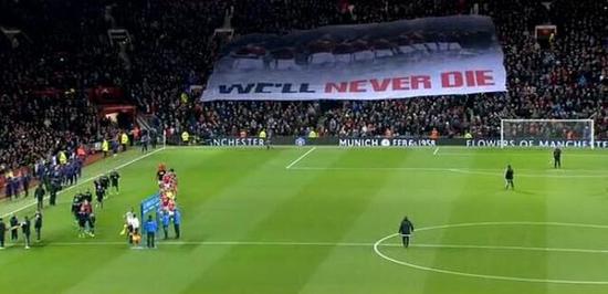 曼联球迷拉出了横幅纪念空难