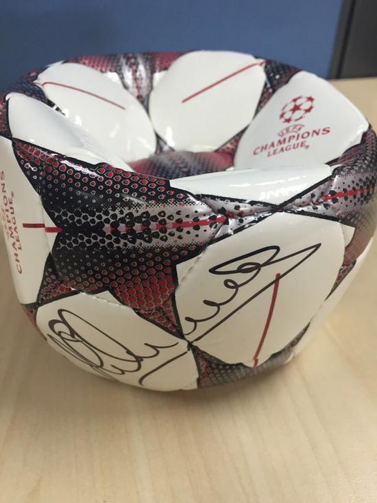 本期奖品：欧文签名欧冠官方曼联小球一个