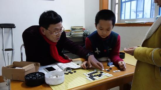 王温教小孩子下棋