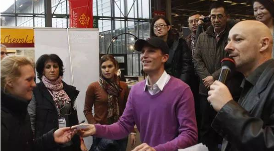 巴黎马展上马术骑手像明星一样被马迷追讨签名