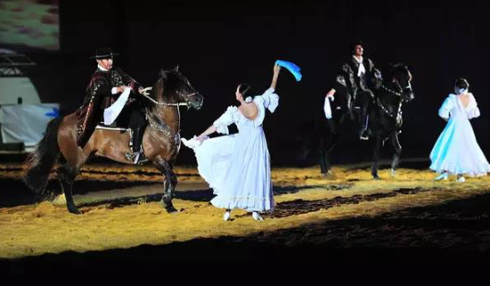 塞维利亚年度马展上的人马舞蹈