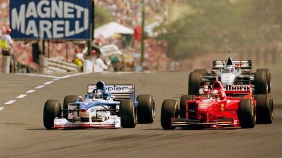 1997年F1匈牙利站，希尔驾驶飞箭赛车（左）几乎拿到胜利，直到最后一圈因机械故障屈居亚军。