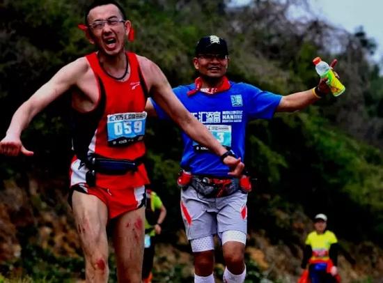 在南京山地马拉松赛上，猛哥带伤完赛，震惊全场。