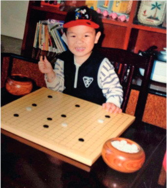 柯洁从小学棋，被让九子开始（柯洁父母提供）