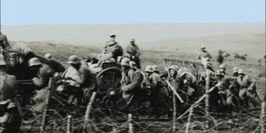 德军部队，马匹被用来拖拉大炮。（历史影片）