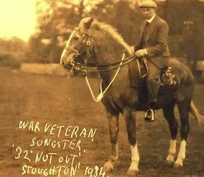 1915年法国，英国骑兵Bert Main和他的战马Songster，据说这匹马非常聪明，屡立战功，多次获得英军勋章奖励。
