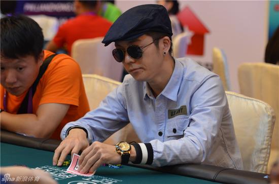 娱乐圈德扑比赛魅不可挡 邵峰与妻子业余活动