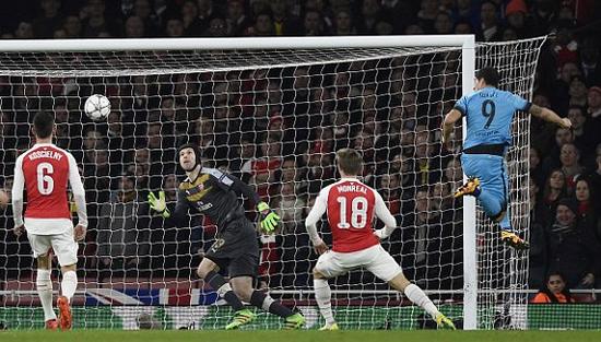 苏亚雷斯近距离头球顶偏