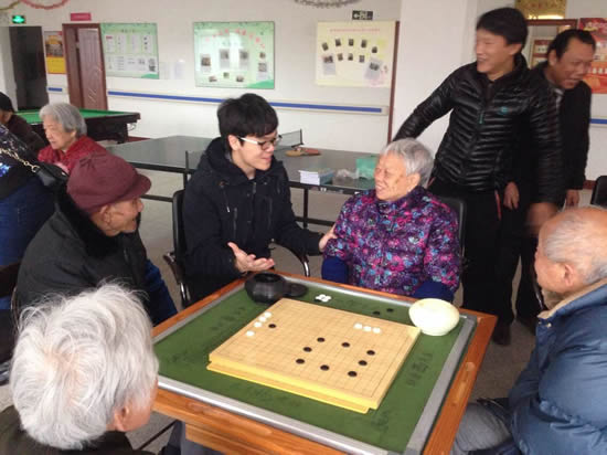 柯洁很受老人们喜欢