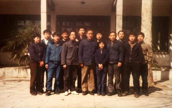 1982年，黄进先（右4）与河南省围棋队的领队、队员在围棋楼前合影。   黄进先提供