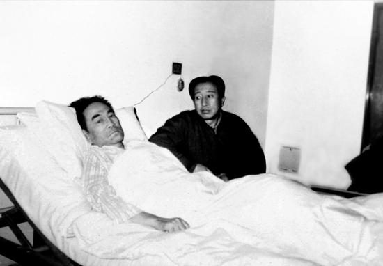 1983年初刘建勋病重时，刘厚到北京医院看望他。这也是他与围棋界朋友们的唯一合影。