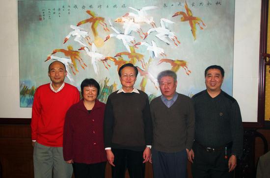2009年2月7日，陈祖德、罗建文、刘小光在收到《红星照耀的家庭——共和国开创者家事追忆》后，与刘建勋的儿子、儿媳合影