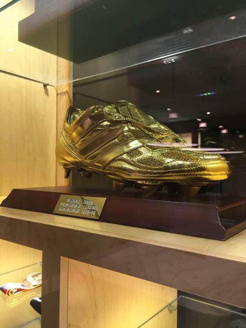 欧文向网友展示自己的金靴奖