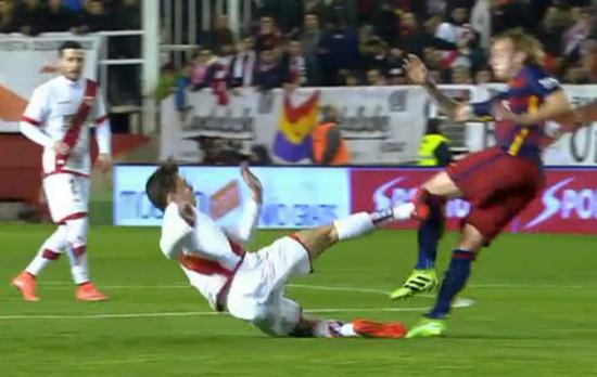 略伦特飞铲拉基蒂奇被罚下