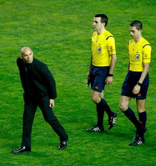 帕科十分愤怒，半场结束前故意走在裁判前面