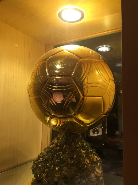 欧文展示自己的金球奖奖杯