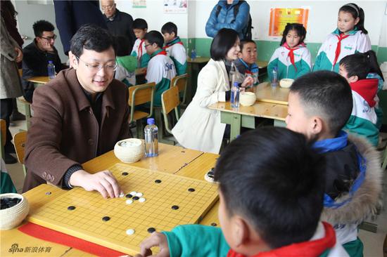 通信界棋王胡煜清指导小朋友