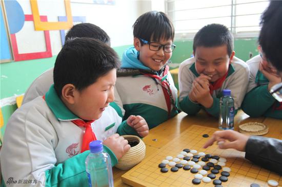 学习围棋的孩子们